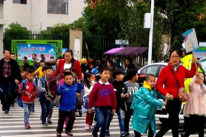 父母违章影响学生评“三好”, 郑州新方案引热议, 家长: 我太难了