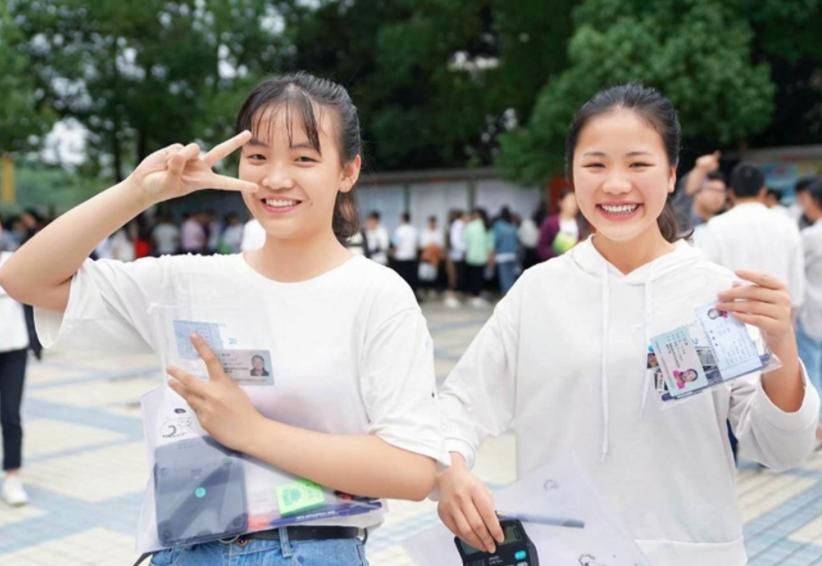 高考结束后女生扎堆去医院，家长心酸又无奈，直言看着心疼