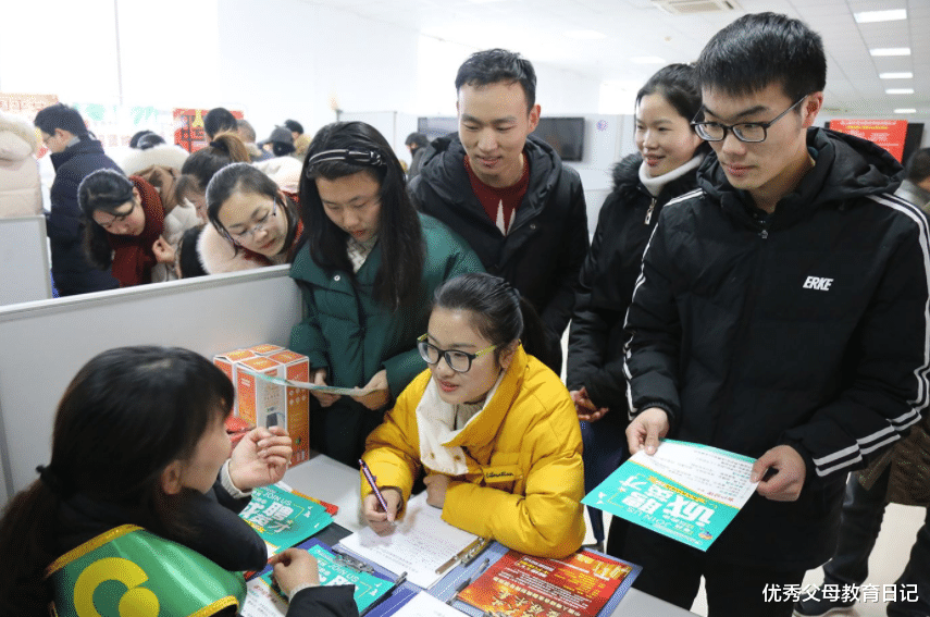 曾经意气风发的大学生, 现在却逐渐沦为社会“底层”, 原因很真实