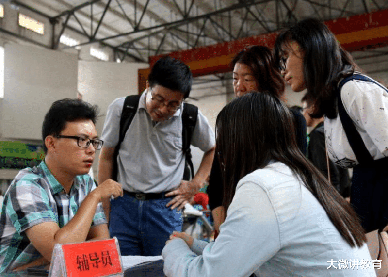 大学辅导员“耍官威”, 不允许学生用问句, 校方回应是“犯病”了