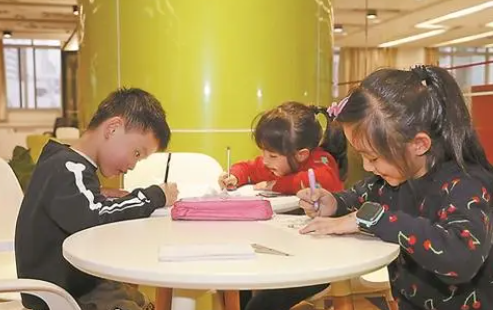 学生写作业半小时, 喝8次水上7次厕所, 家长无奈摆下“鸡蛋阵”