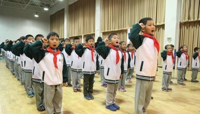 小学出现“劣质校服”, 300元穿一天就破, 是家委会统一制定的?