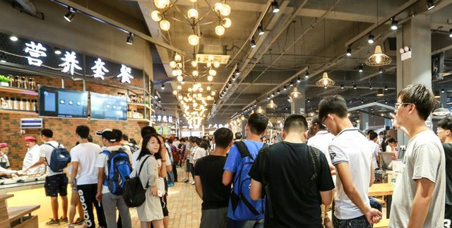 河南某高校有独立地铁站, 和24个餐厅, 上这所学校的学生真幸福