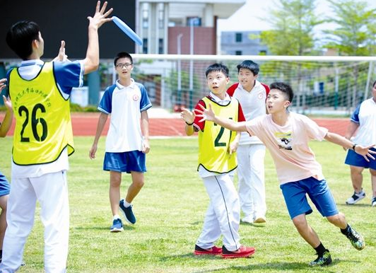 高校体育老师, 欺骗多名女学生被曝光, 学生却说: 他技术很高超