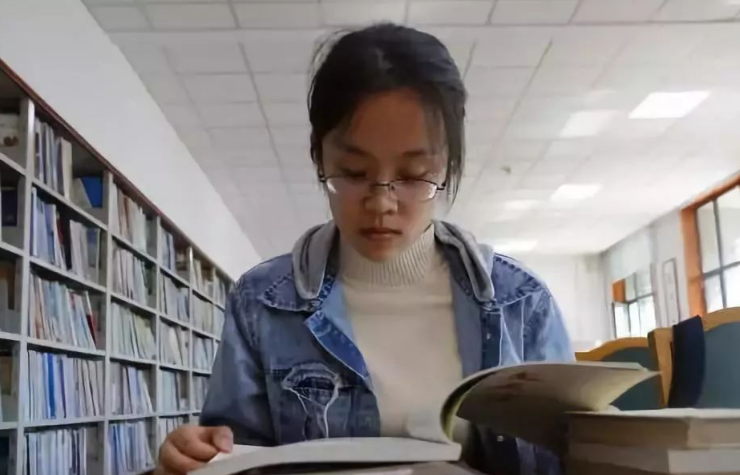 学姐占座说话出言不逊, 小学妹做出回应, 不带脏字却很“扎心”