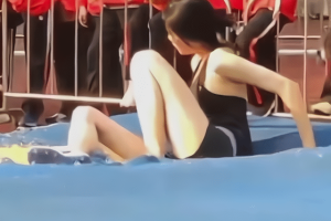 广州一体育院校女生跳高走红: 大腿白皙修长, 动作行云流水