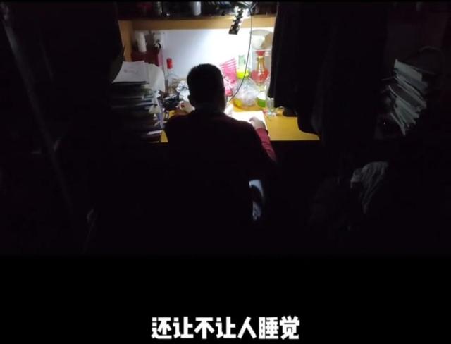 “还让人睡觉吗? ”大学生深夜苦读惹舍友不满, 反呛: 我要考清华