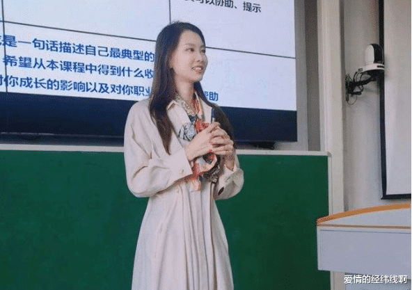 安徽某大学女教师走红, 穿衣风格酷似“司藤”, 却被怀疑另有目的