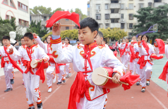 小学生作文《我只穿耐克鞋》火了, 价值观堪忧, 网友批评太虚荣