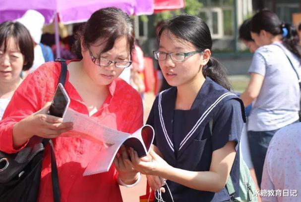 8名学生被大学录取, 2天后被退档, 校方合理解释仍叫人难以接受