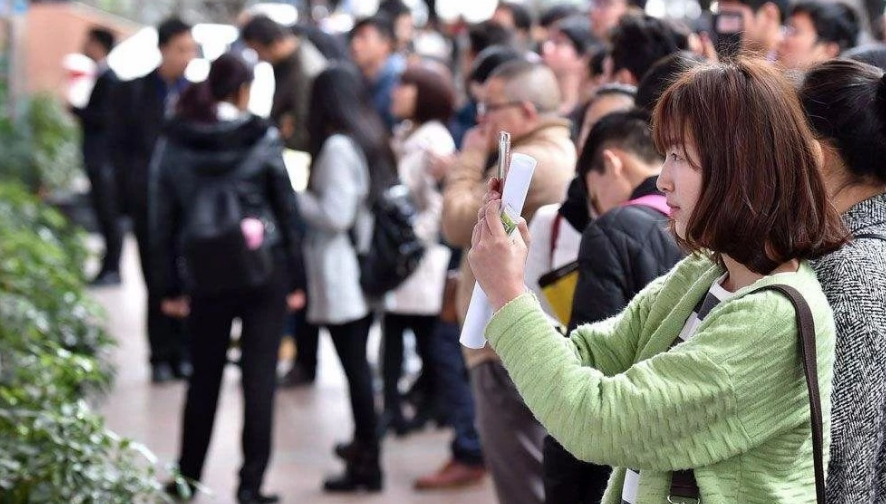 北上广“抢人大战”升级, 部分高校搭上落户直通车, 网友质疑不断