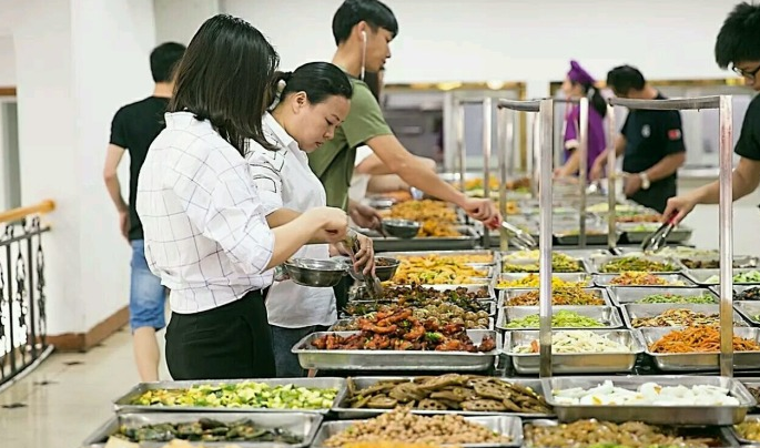 高校食堂也分等级, 教授优先用餐? 普通教师却只能跟学生共挤食堂