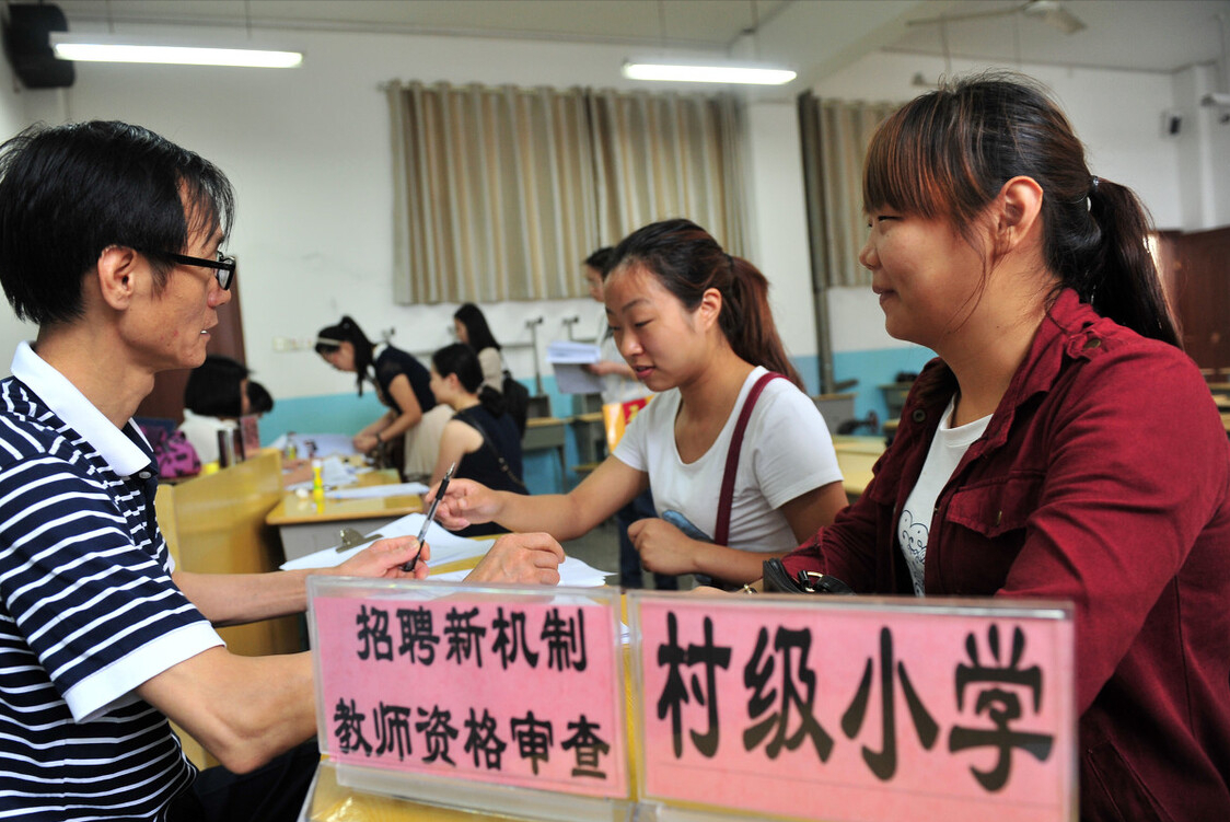 河南一教师晒出工资单，金额让人意外，难怪优秀人才更喜欢深圳