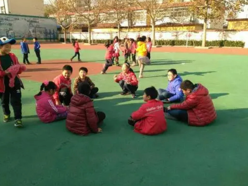 小学体育课上, 老师让小学生“脱裙”上课, 引起家长不满