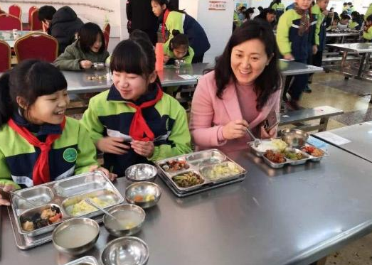 温州一小学食堂伙食曝光, 看了叫人心酸, 教育部门回应来了