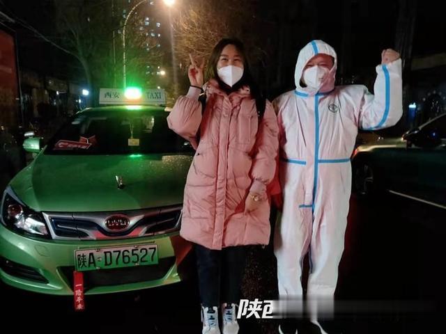 考场变更研考生跑错了! 西安的哥提前“守候”10分钟送到新考场