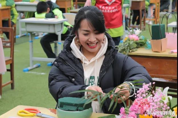 点赞: 合川中学举办现场书画插花比赛