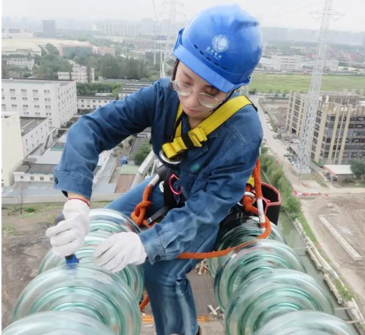 百米高空作业女电工第一人的背后: 大学生日益残酷的就业环境