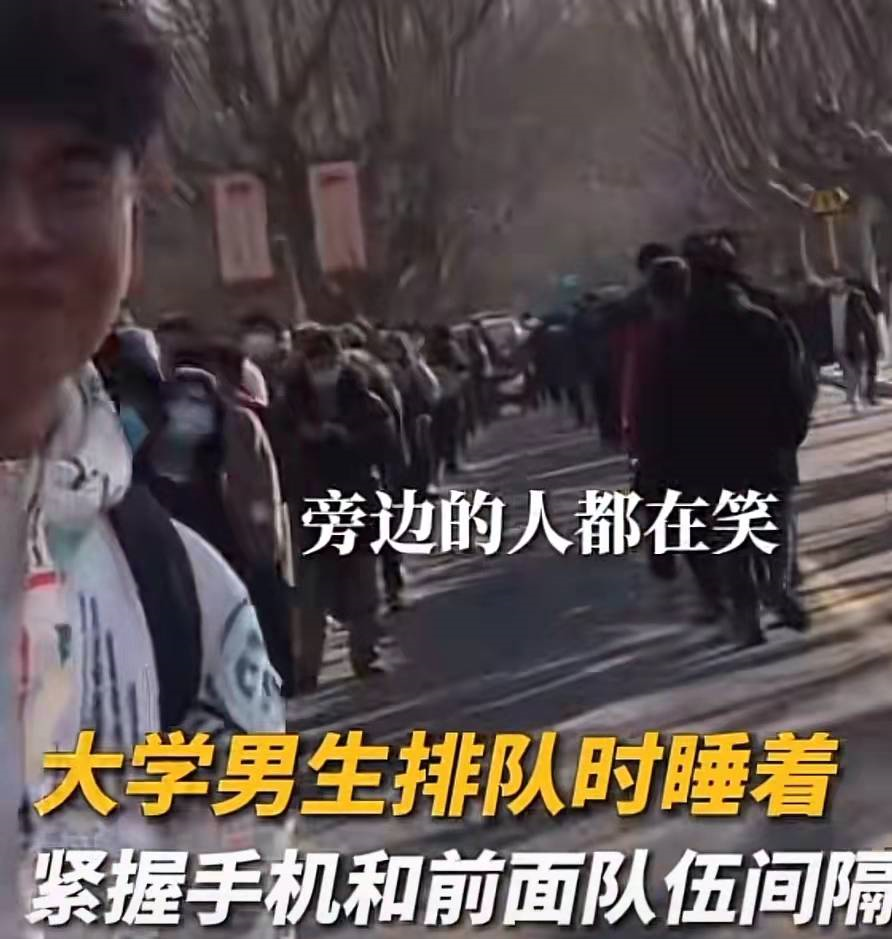 高校某男生打疫苗冻成雕塑? 走近一看竟然睡着了, 同学反应亮了