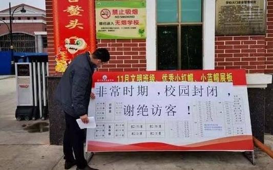 西安高校封校后, 学生在寝室闲暇无事, 学生化身杠铃让室友锻炼