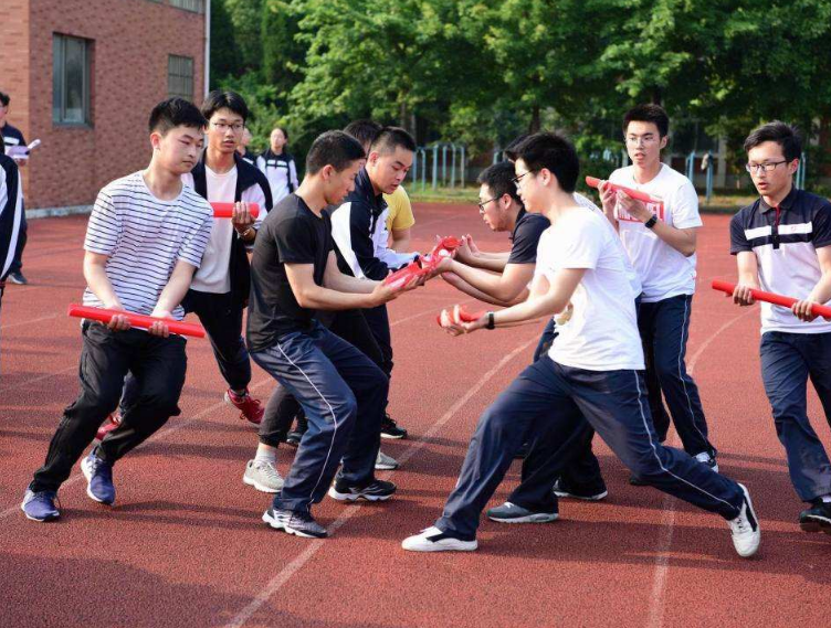 女学生毕业工作没多久, 就被教授在车内侵犯? 学生的做法很有勇气