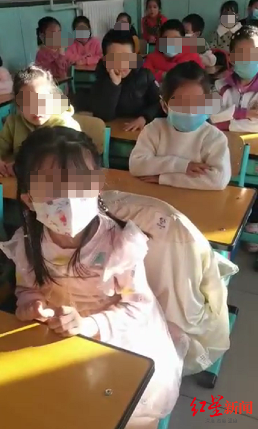 因看同学表演时捂耳朵 北京市朝阳区一小学女生被老师谩骂 当地教委介入调查