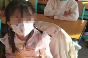 因看同学表演时捂耳朵 北京市朝阳区一小学女生被老师谩骂 当地教委介入调查