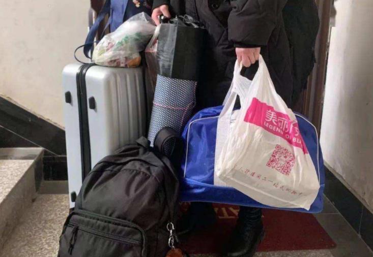 辽宁一女大学生放假回家, 行李堆放横跨客厅, 家长: 你是不念了吗