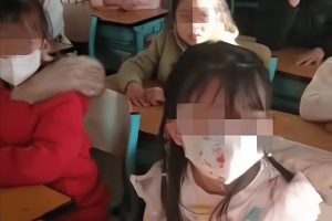 北京一小学女生被老师辱骂, 动作太“恶心”, 竟引起全班人身攻击