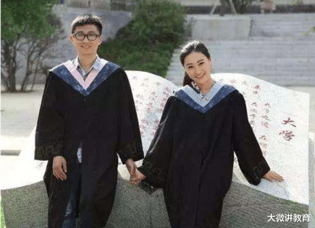 大学的校门口, 等女朋友放学的男生能多统一? 不看是真不知道