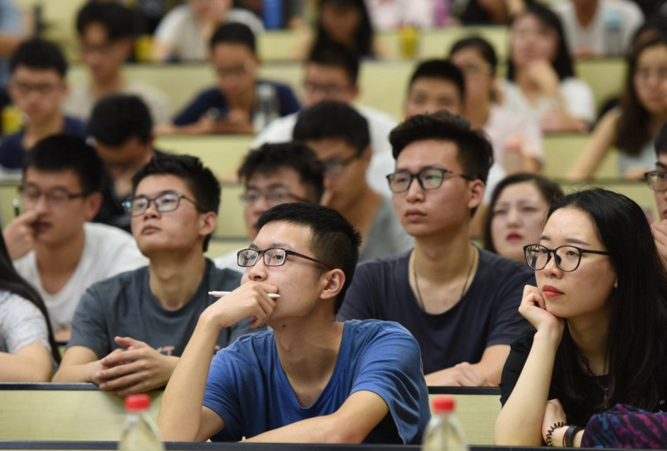 教育部传来喜讯, 部分大学生有望在毕业后入编, 看你是否在其中