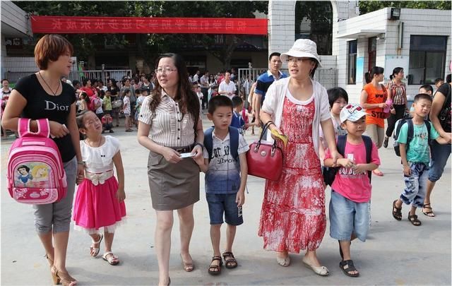 “第一个吃螃蟹”的来了! 一学校率先作出调整, 取消课后延时服务