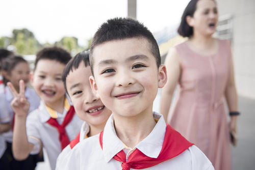 心痛! 江西一小学生跳楼身亡, 老师做法让人愤怒, 家长: 诉诸法律