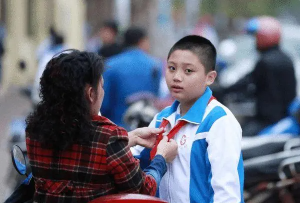 女生为防家长偷看聊天记录, 用英文和同学对话, 结果“防不胜防”