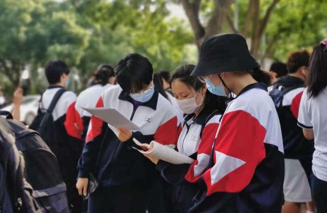 大学课程表对比图火了, 可谓“旱的旱死涝的涝死”, 没对比没伤害