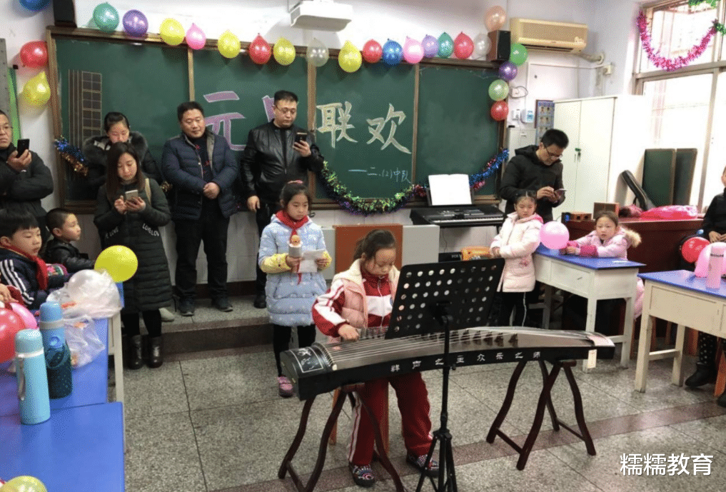 因声音大女生捂住耳朵, 教师看到后大声斥责, “看到你就讨厌”