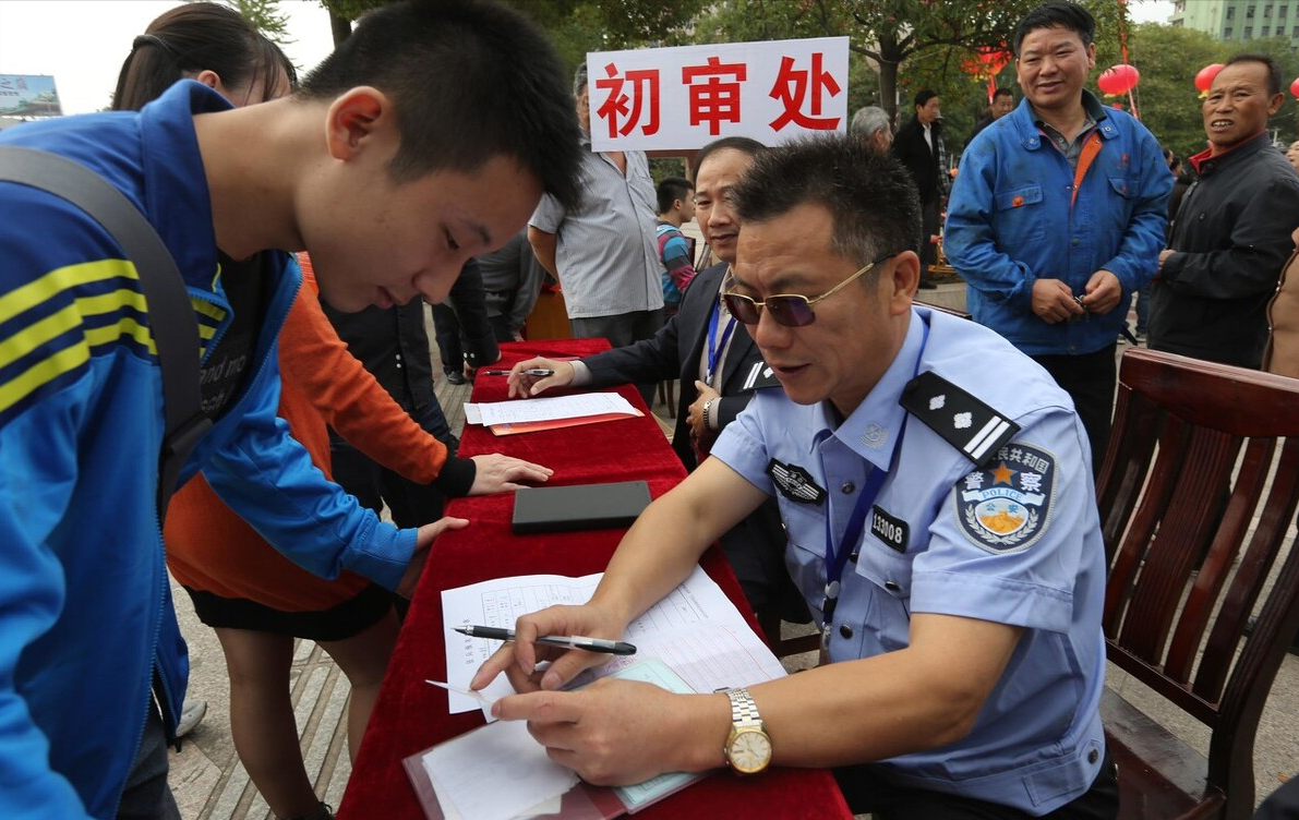 家长犯错影响孩子政审, 这样的制度是否公平? 网友的观点很一致