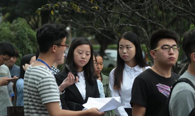 毕业后, 哪些学生会回去“看望老师”? 过来人说出实话, 很中肯!