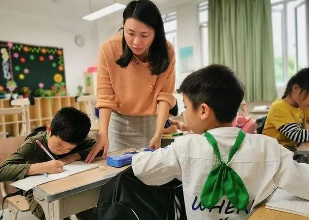 课后延时服务老师累得不成样子，却还被家长举报，其中心酸谁了解