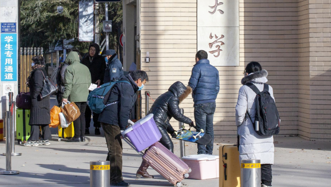 寒假已正式启动, 西安多所高校仍旧封校, 学生回家过年成奢望