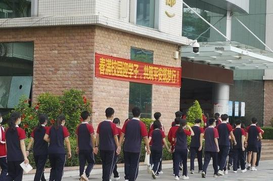 “大学毕业后, 我去了民办学校教了三年书”, 过上了悲惨的生活