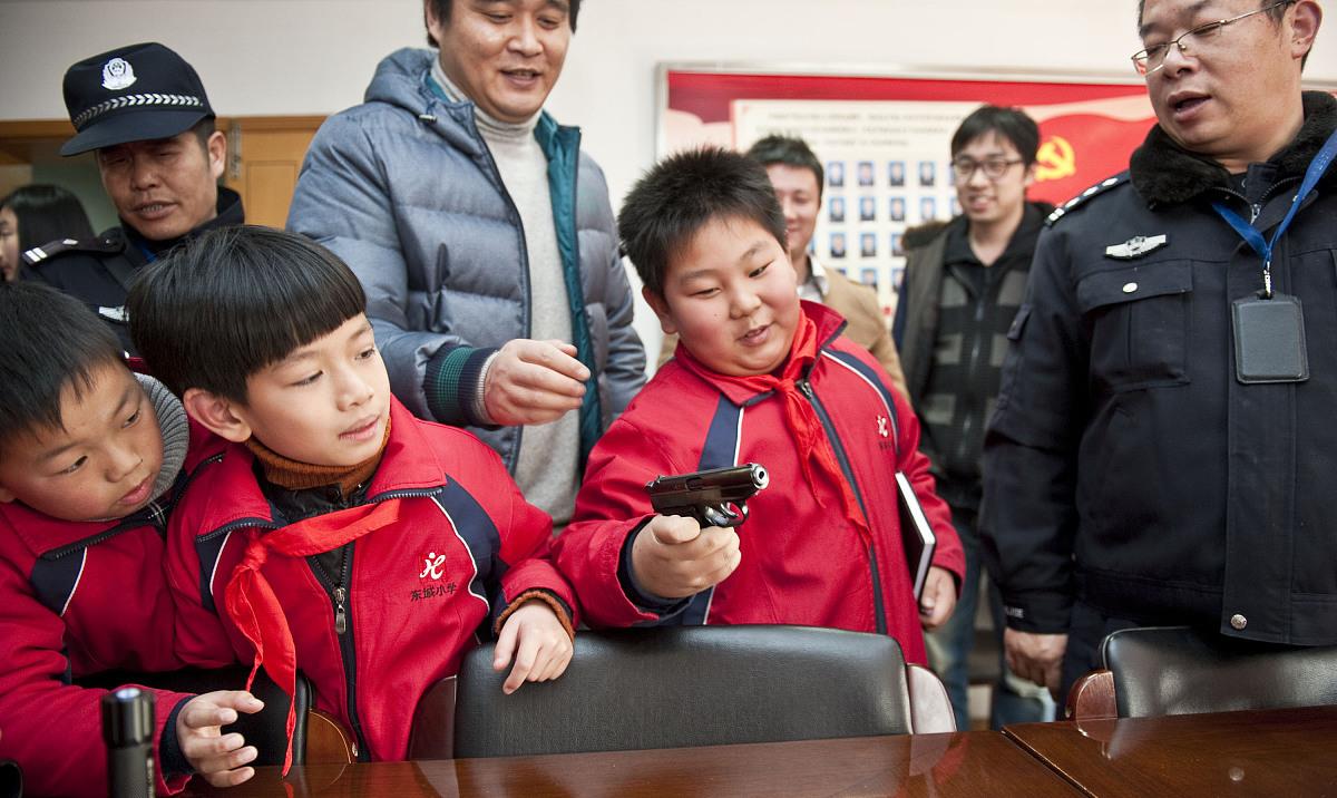 河北多地中小学临时调整放假时间, 较以往统一提前, 家长喜忧参半