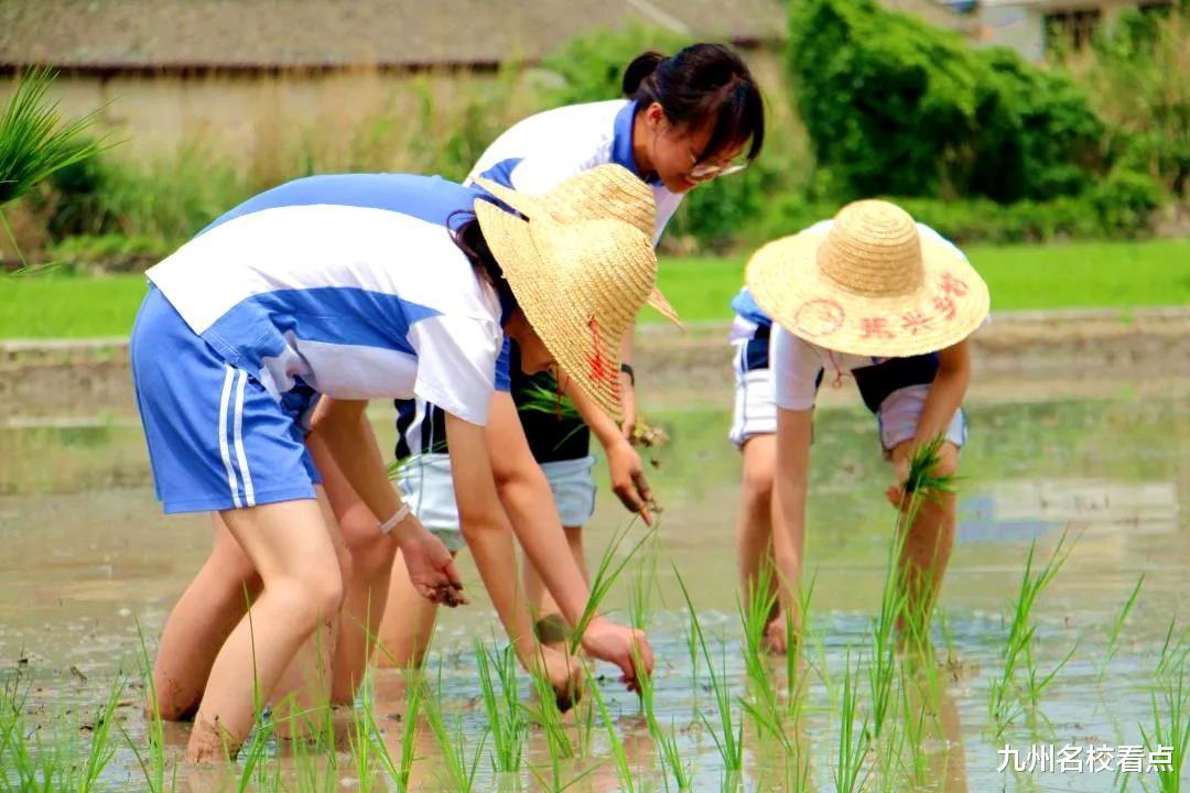 广州中学3名学子当选天河小院士, 其中1为小美女魅力无限