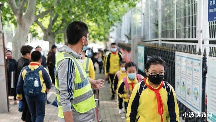 学生上学迟到, 被关在校门外, 家长向学校讨要说法, 却碰一鼻子灰