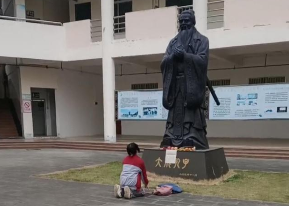 广东一女生考试前“拜孔子”，正巧被老师撞见，逃跑的样子很可爱