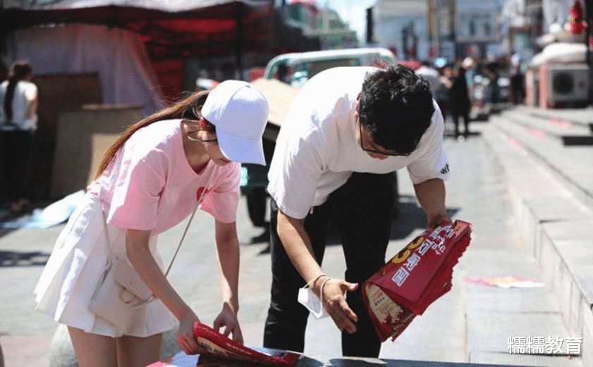 女大学生摆地摊被欺负? 结局遭遇反转, 事情的原因让人想不到