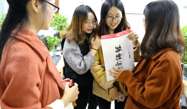 大学女生每月花费一万元, 却自称“挑战节约”, 贫困生们坐不住了