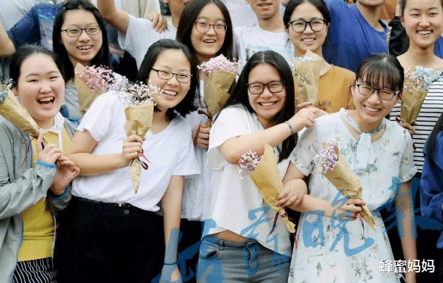 17年前内蒙古“理科女状元”, 清华北大双学历, 毕业后当起了网红