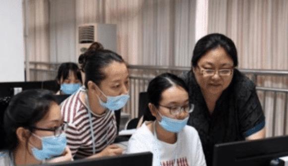 大学生写字火了, 全文没有一笔是弯的, 阅卷老师: 比生娃还折磨