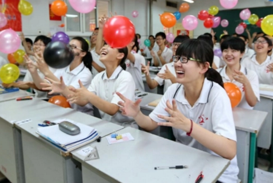 班主任表示, 学生参加高考时尽量别穿校服, 尤其是成绩好的学生